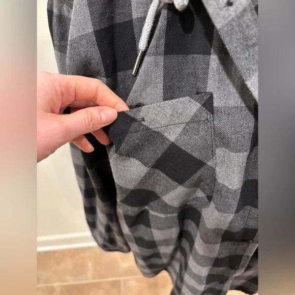 Black and Gray Men’s Plaid Button-Up Hoodie size large - Picture 9 of 10